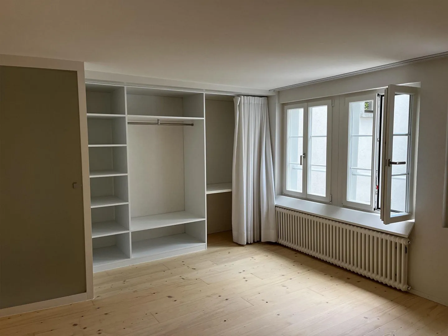 Disponible maintenant : Appartement historique de 2,5 pièces rénové moderne avec terrasse - Photo 2 sur 15