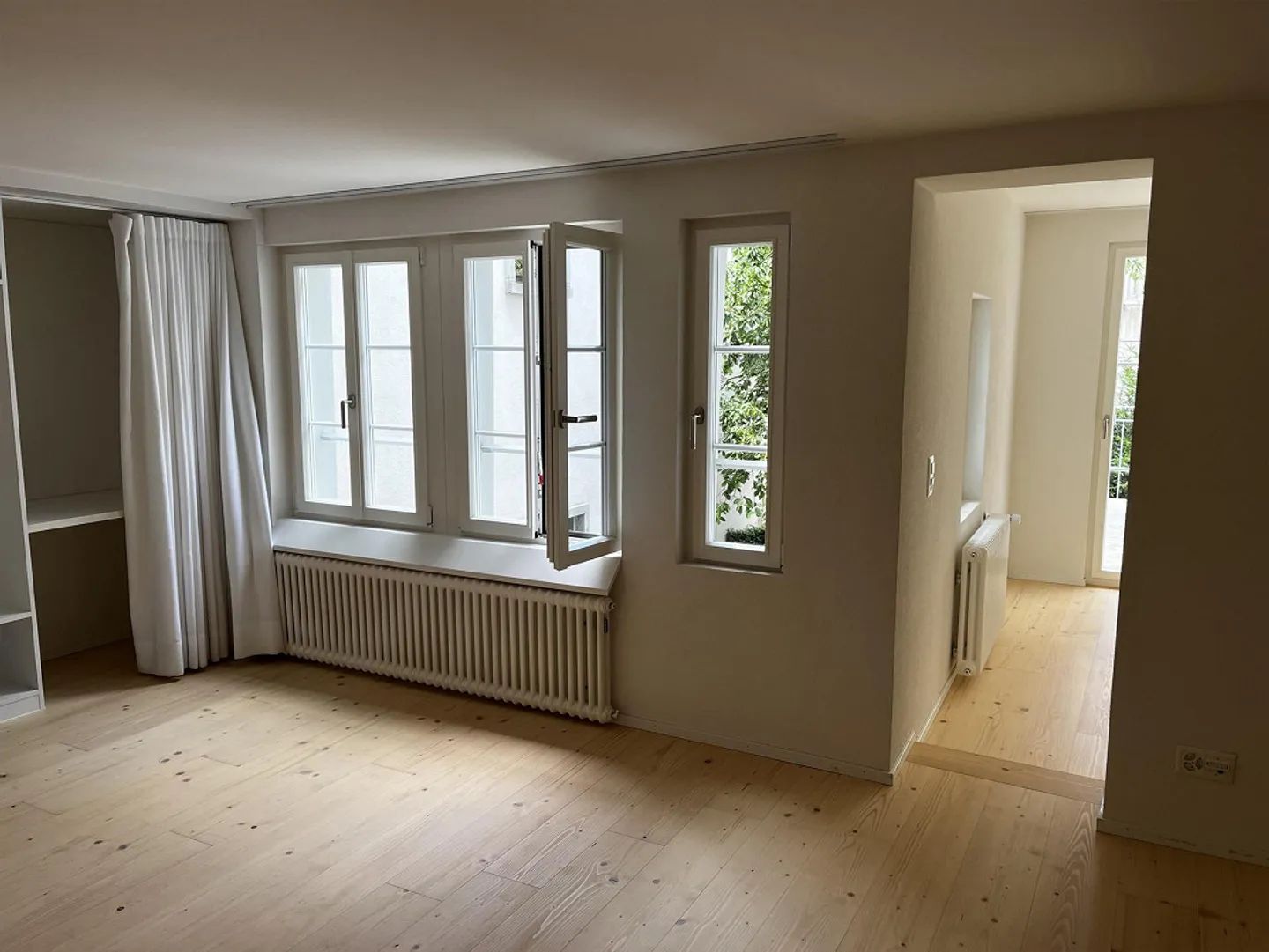 Disponible maintenant : Appartement historique de 2,5 pièces rénové moderne avec terrasse - Photo 3 sur 15