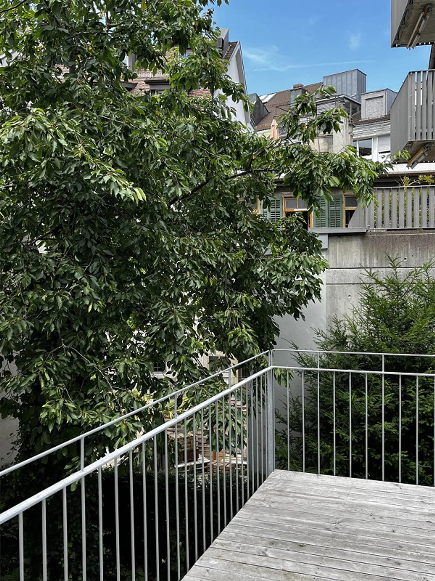 Disponible maintenant : Appartement historique de 2,5 pièces rénové moderne avec terrasse - Photo 6 sur 15