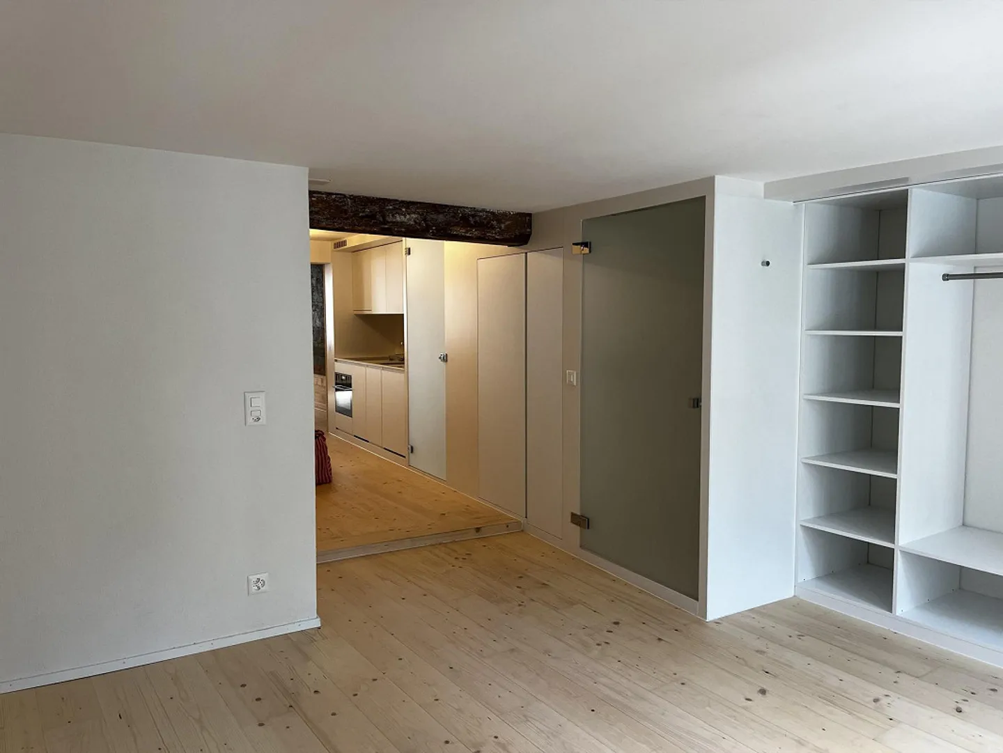 Disponible maintenant : Appartement historique de 2,5 pièces rénové moderne avec terrasse - Photo 7 sur 15
