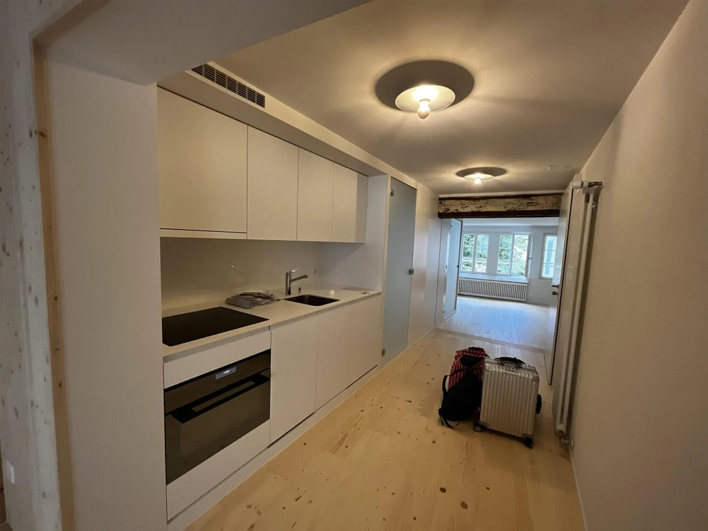 Disponible maintenant : Appartement historique de 2,5 pièces rénové moderne avec terrasse - Photo 9 sur 15
