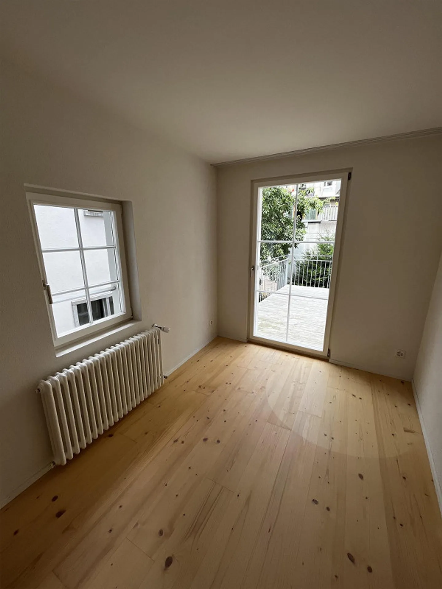 Disponible maintenant : Appartement historique de 2,5 pièces rénové moderne avec terrasse - Photo 4 sur 15