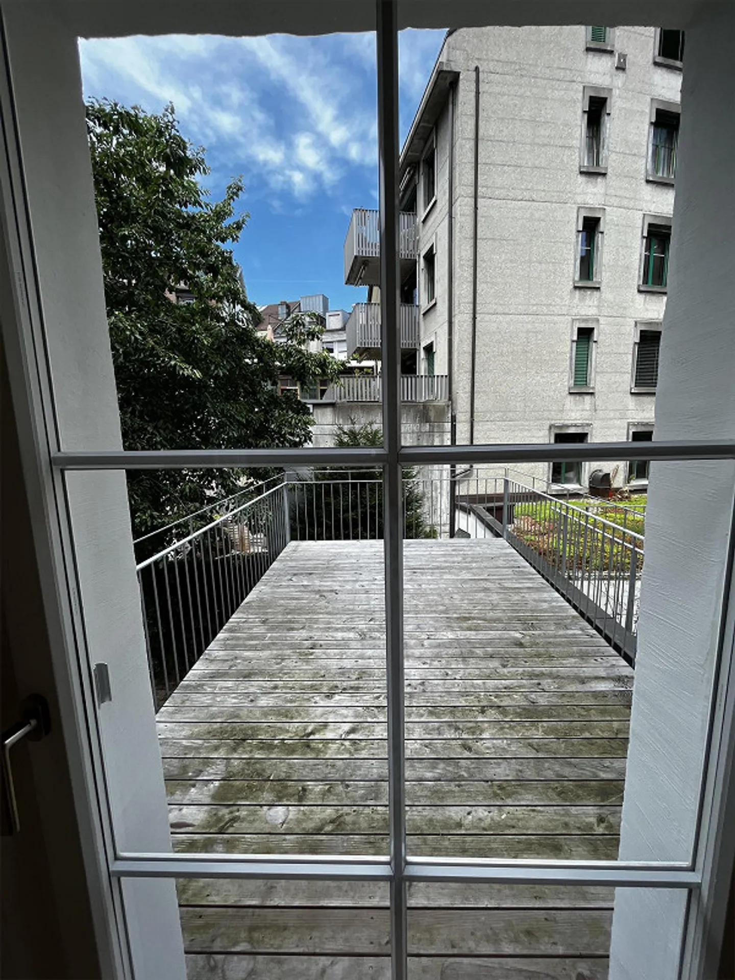 Disponible maintenant : Appartement historique de 2,5 pièces rénové moderne avec terrasse - Photo 5 sur 15
