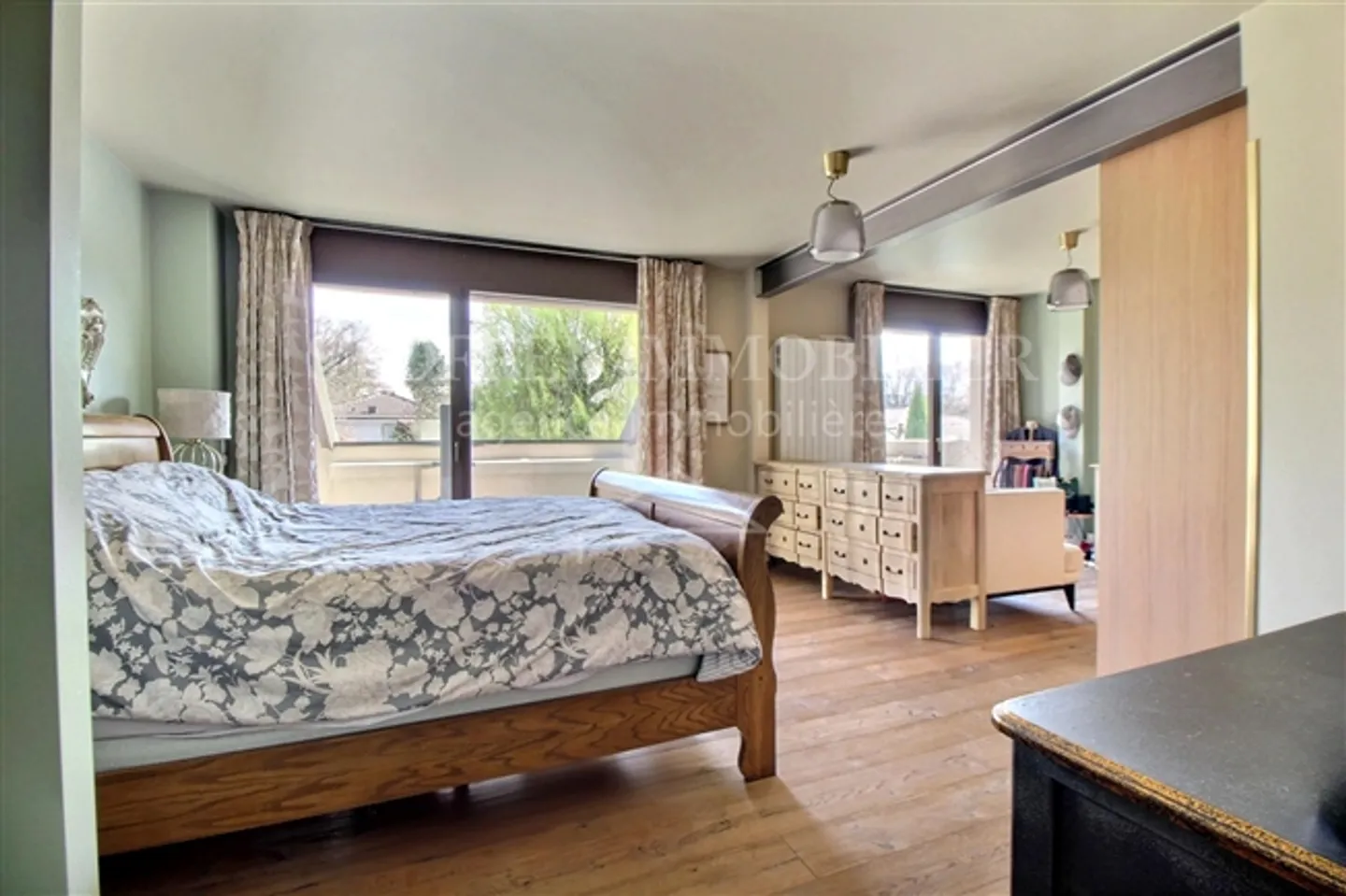 Davanti alla porta della città, grande villa con piscina - Foto 9 di 14