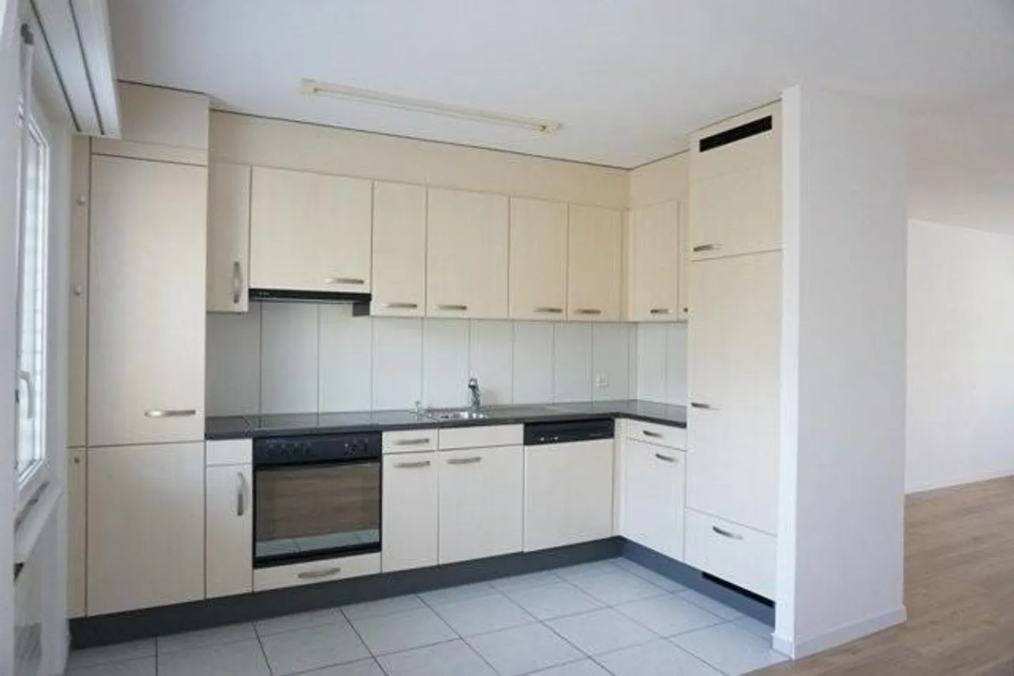Moderne 4.5 Zimmerwohnung - Foto 3 von 12