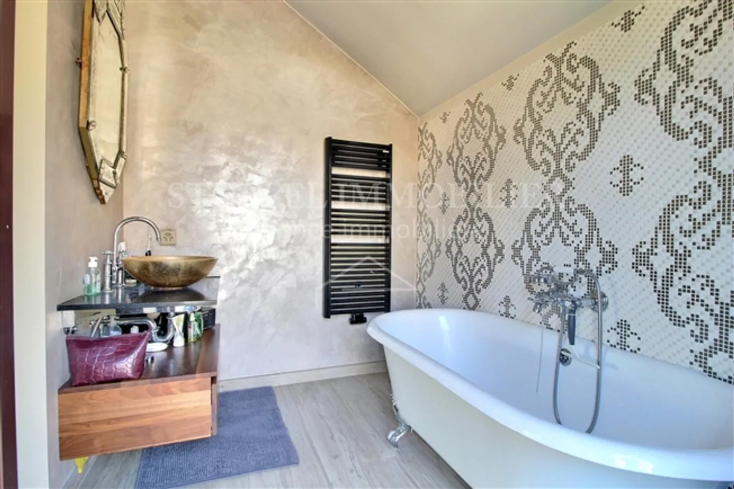 Davanti alla porta della città, grande villa con piscina - Foto 10 di 14