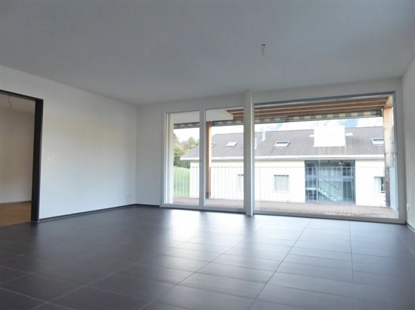 modern 4 1/2-room apartment with large balcony - Photo 5 of 19