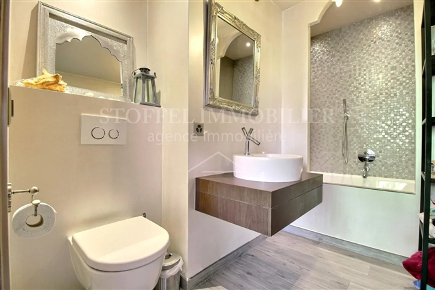 Davanti alla porta della città, grande villa con piscina - Foto 12 di 14