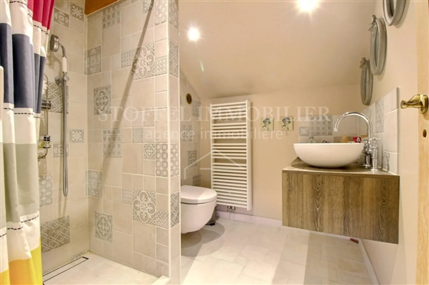 Davanti alla porta della città, grande villa con piscina - Foto 13 di 14