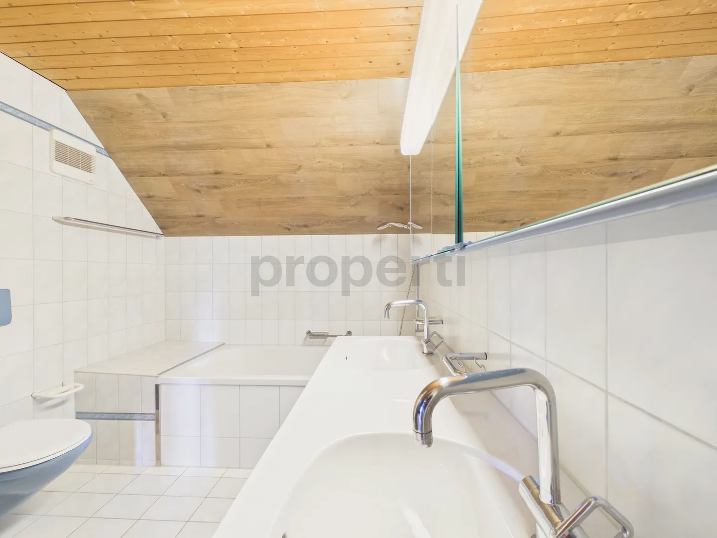 Charming Maisonette Apartment - Photo 11 of 13
