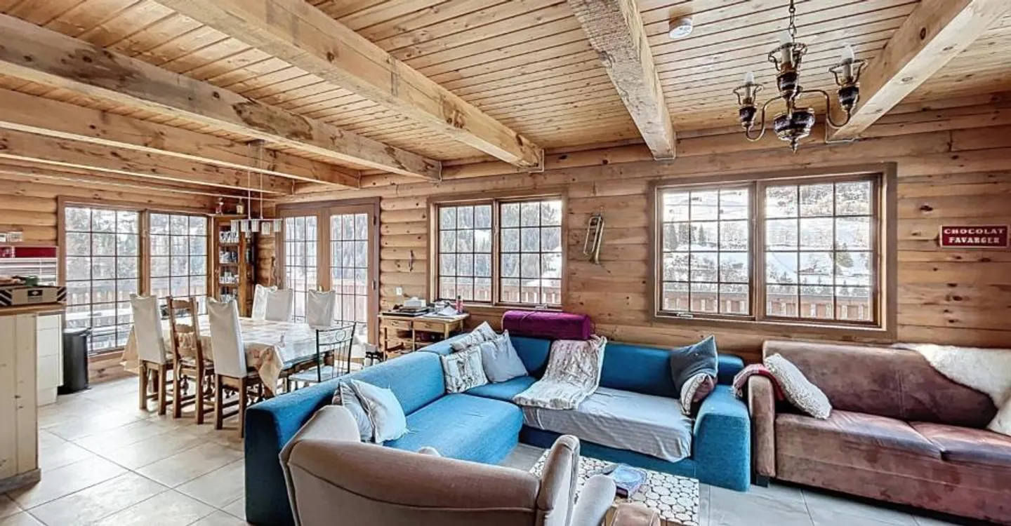 Canadian log cabin with two apartments and stunning views - Photo 2 of 13