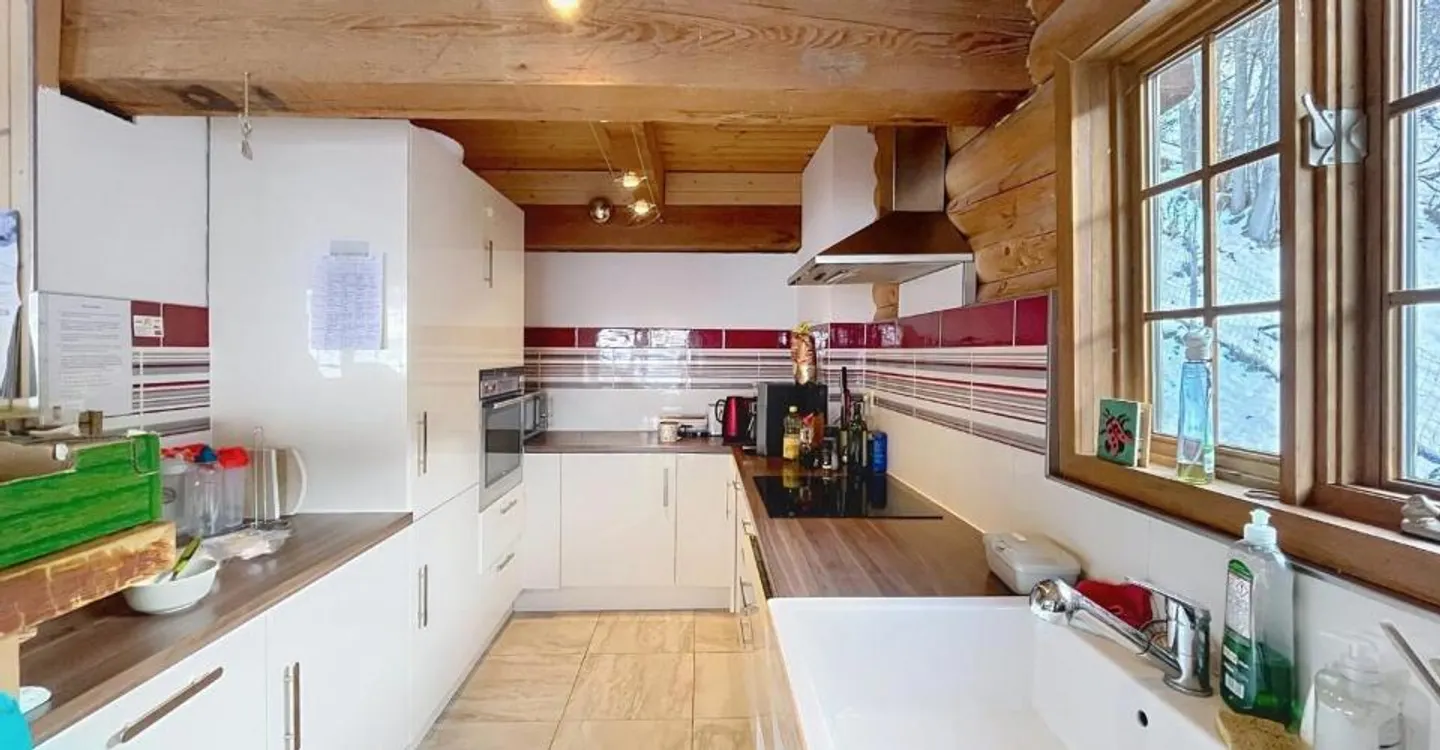 Canadian log cabin with two apartments and stunning views - Photo 3 of 13