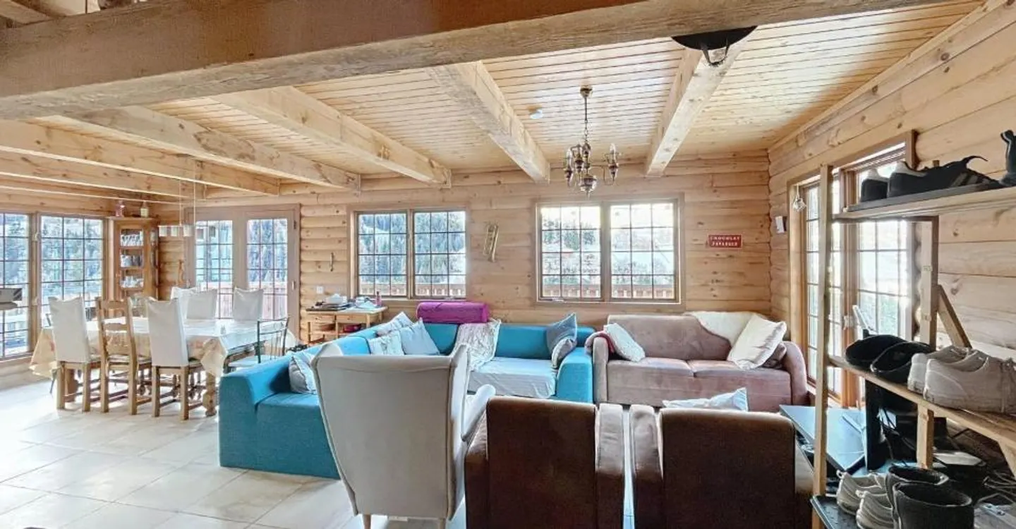 Canadian log cabin with two apartments and stunning views - Photo 6 of 13