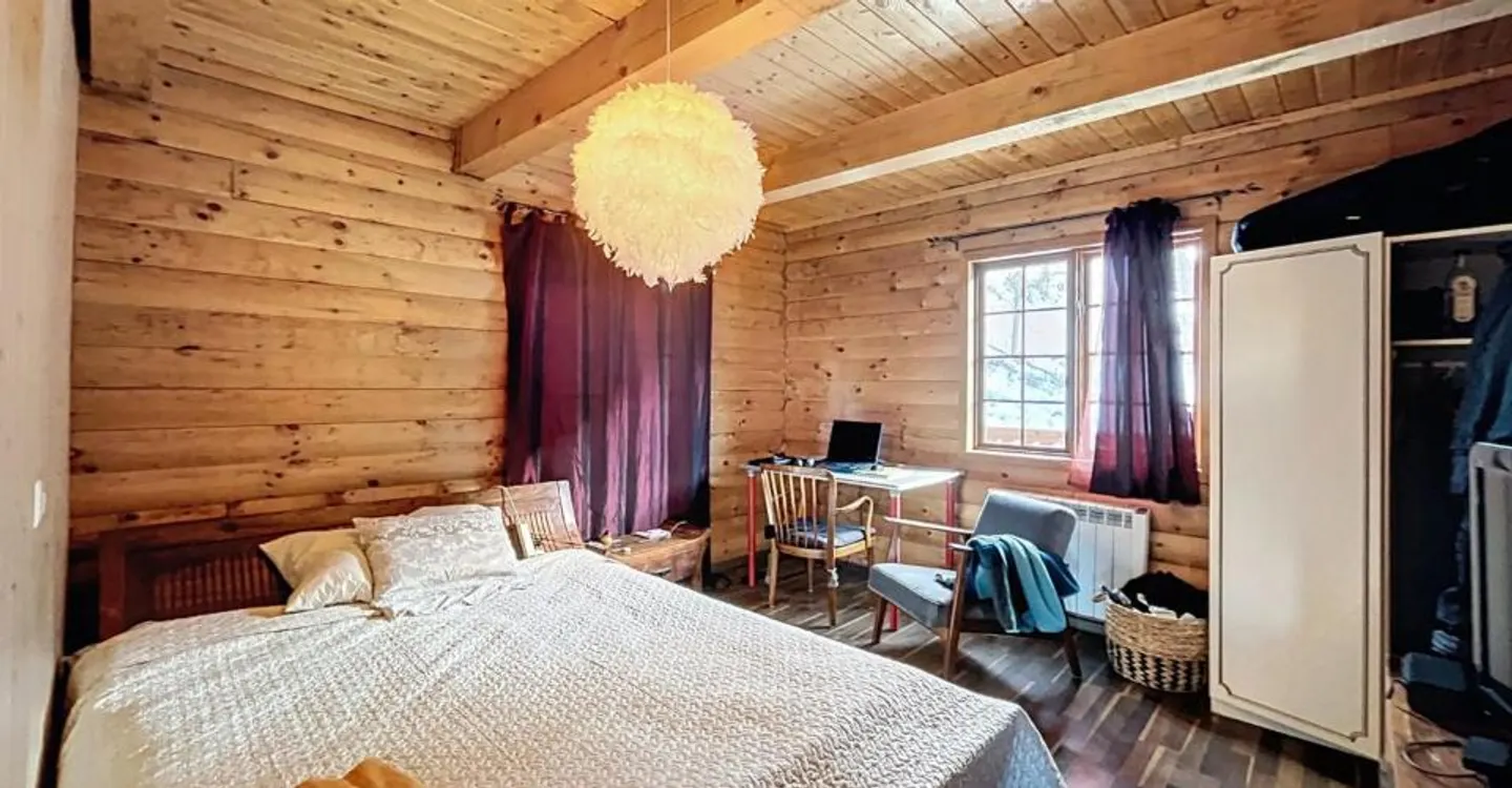 Canadian log cabin with two apartments and stunning views - Photo 8 of 13