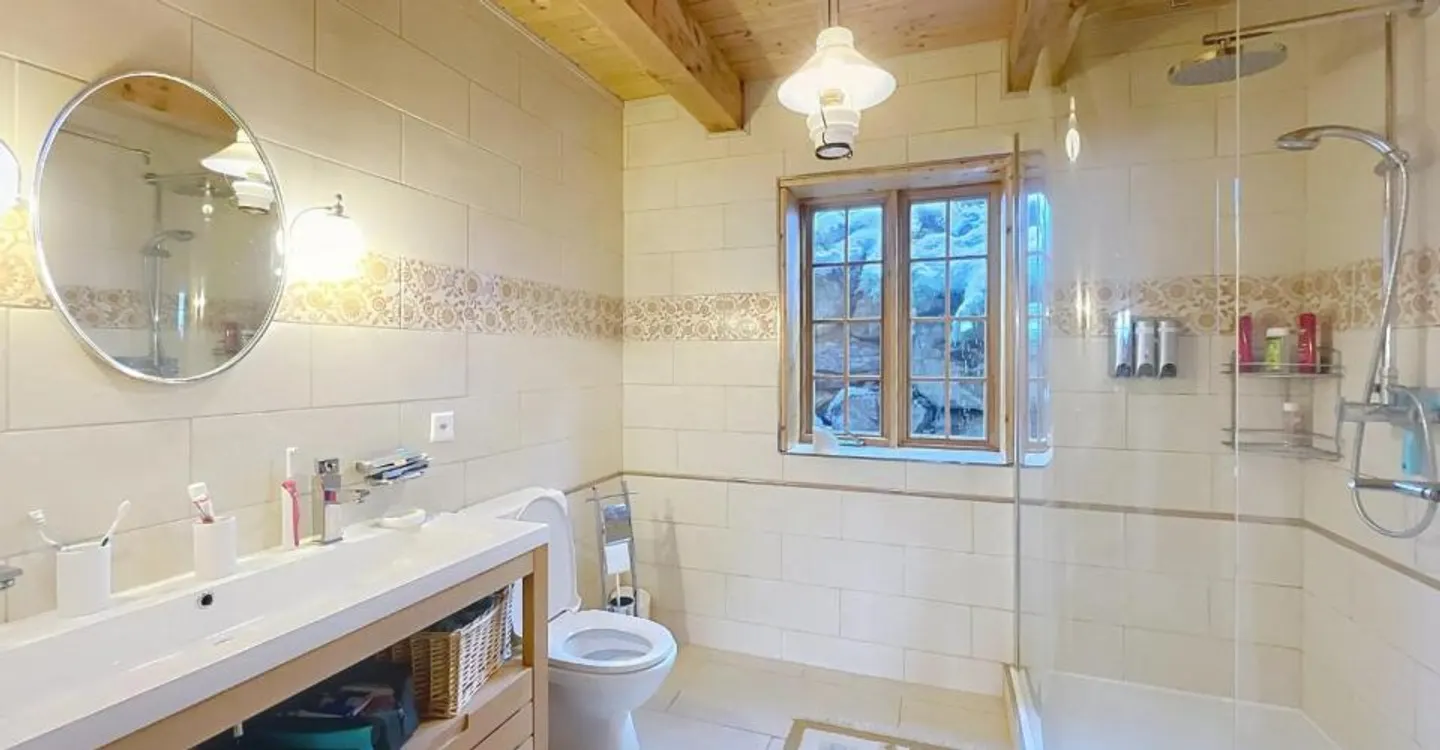 Canadian log cabin with two apartments and stunning views - Photo 10 of 13
