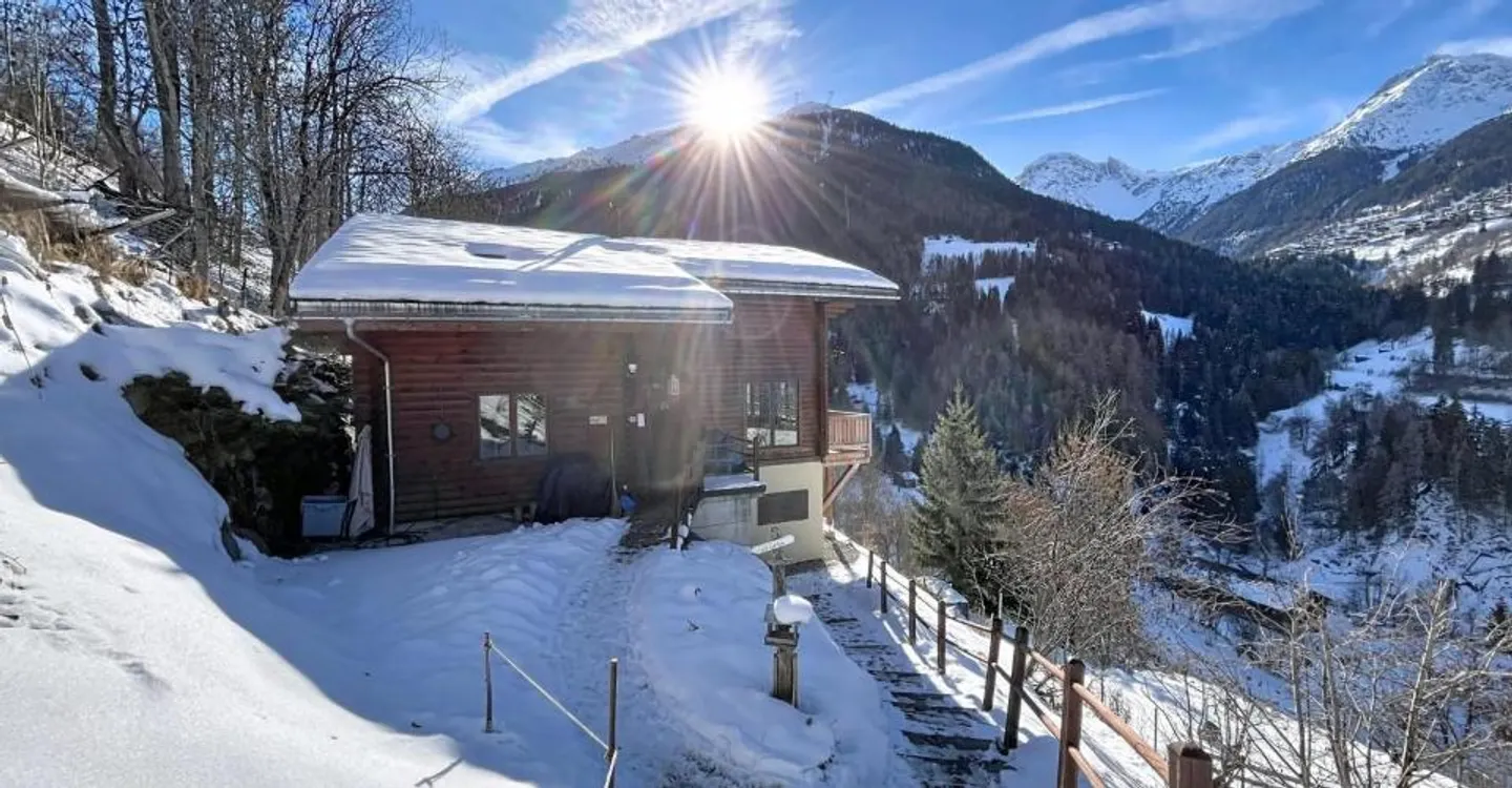 Canadian log cabin with two apartments and stunning views - Photo 1 of 13