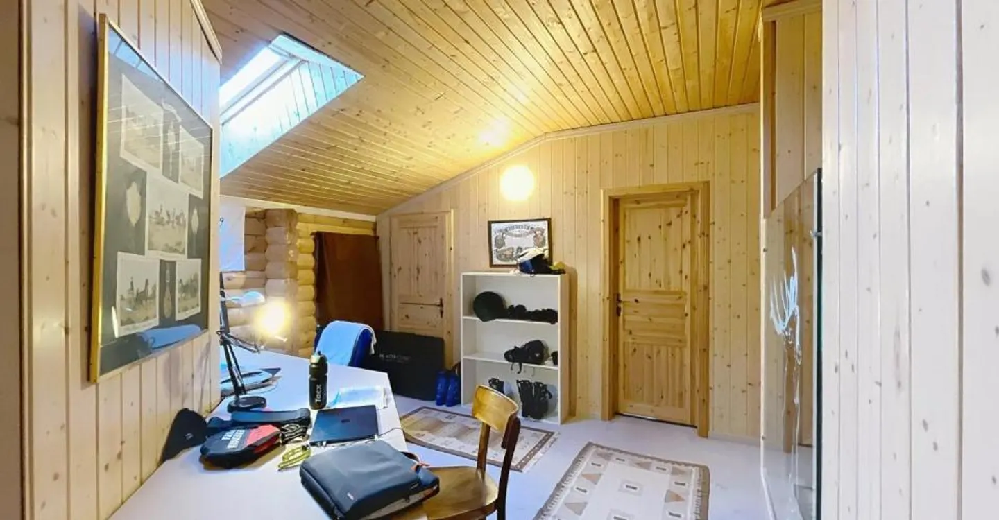 Canadian log cabin with two apartments and stunning views - Photo 11 of 13