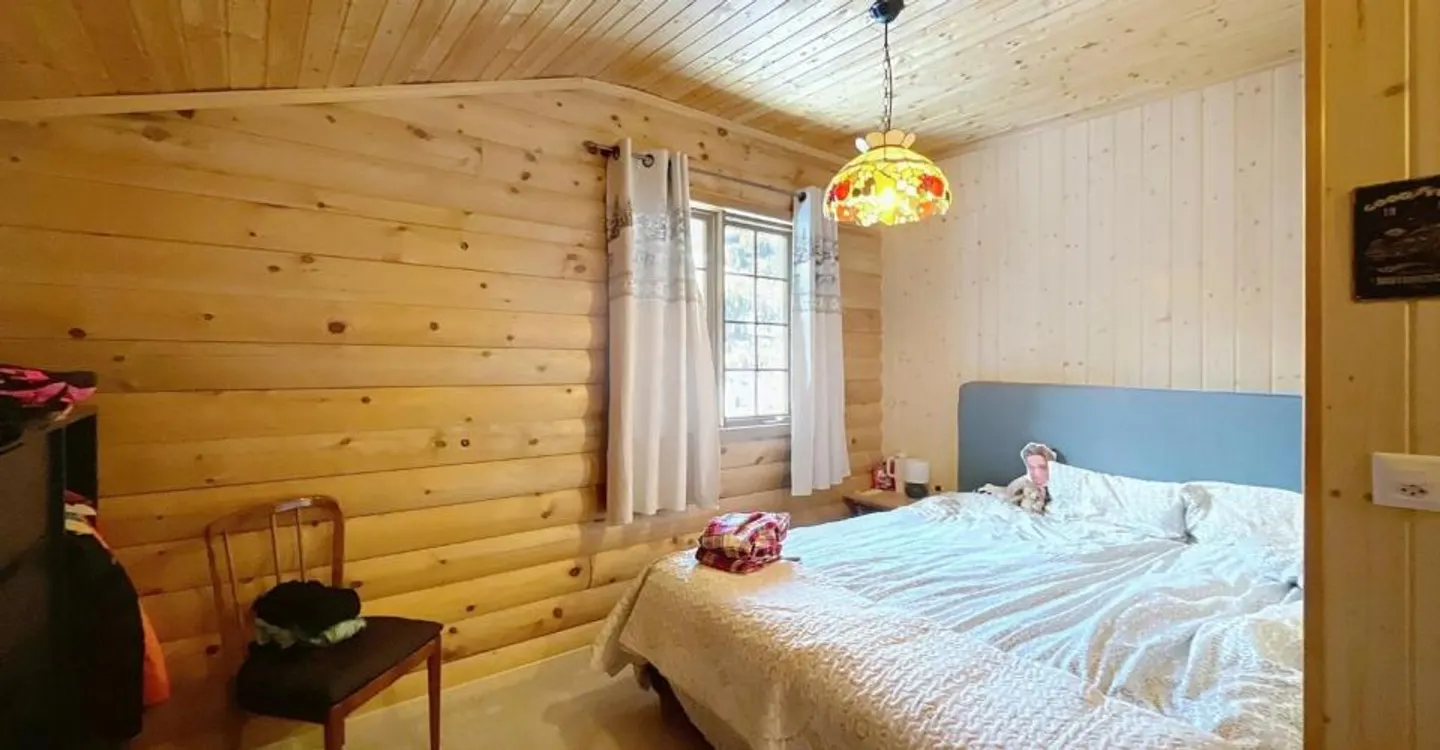 Canadian log cabin with two apartments and stunning views - Photo 12 of 13