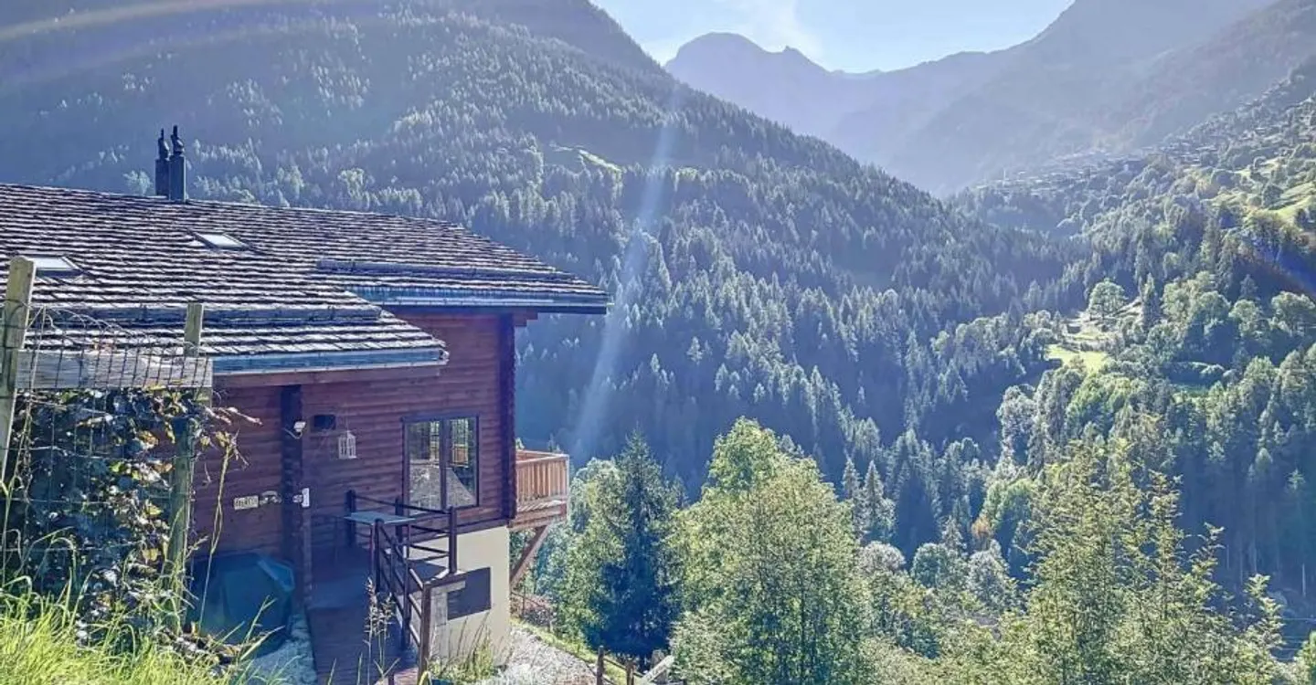 Canadian log cabin with two apartments and stunning views - Photo 13 of 13
