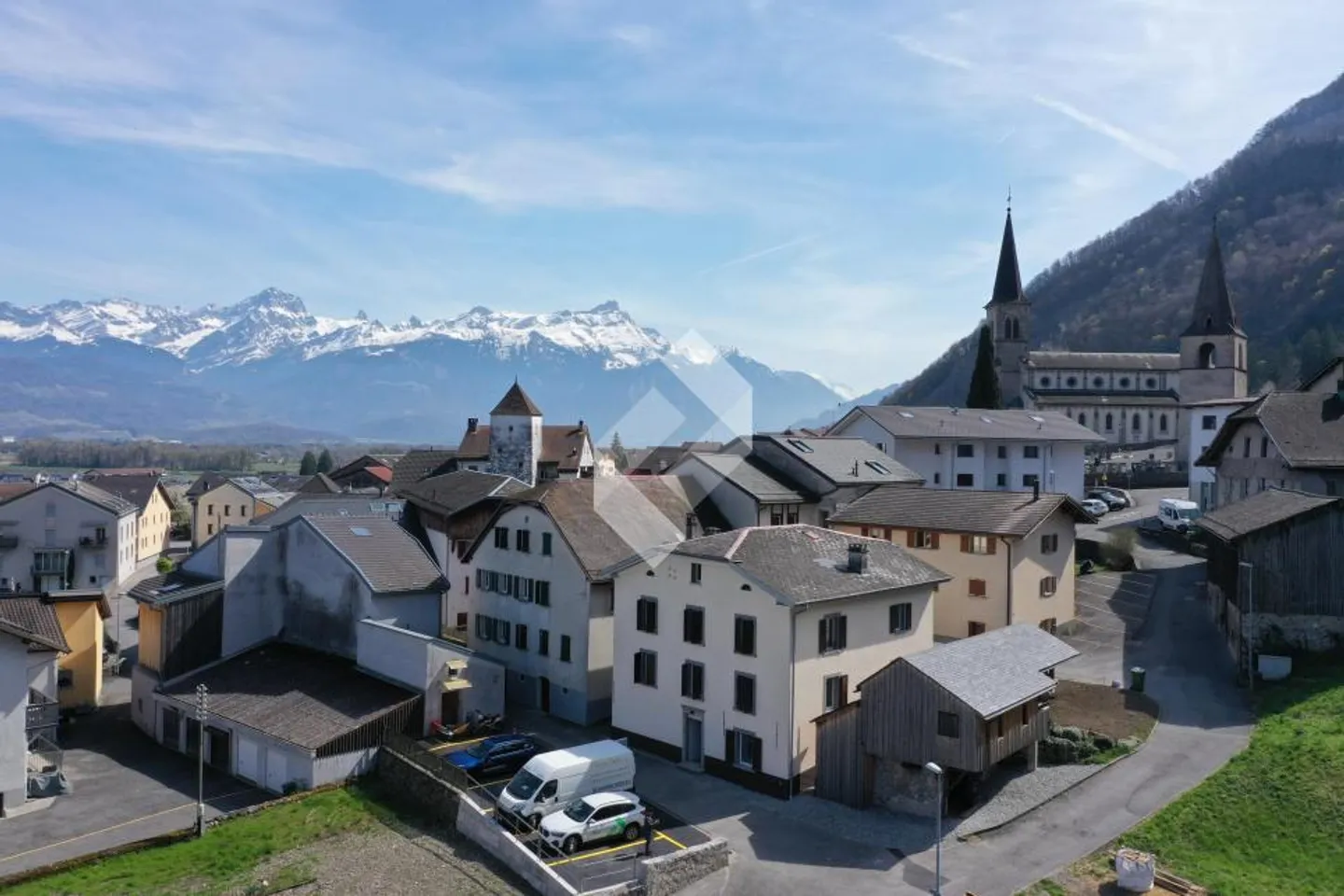 Duplex de 4,5 pièces + parcelle de construction de 400 m2 - Photo 1 sur 13