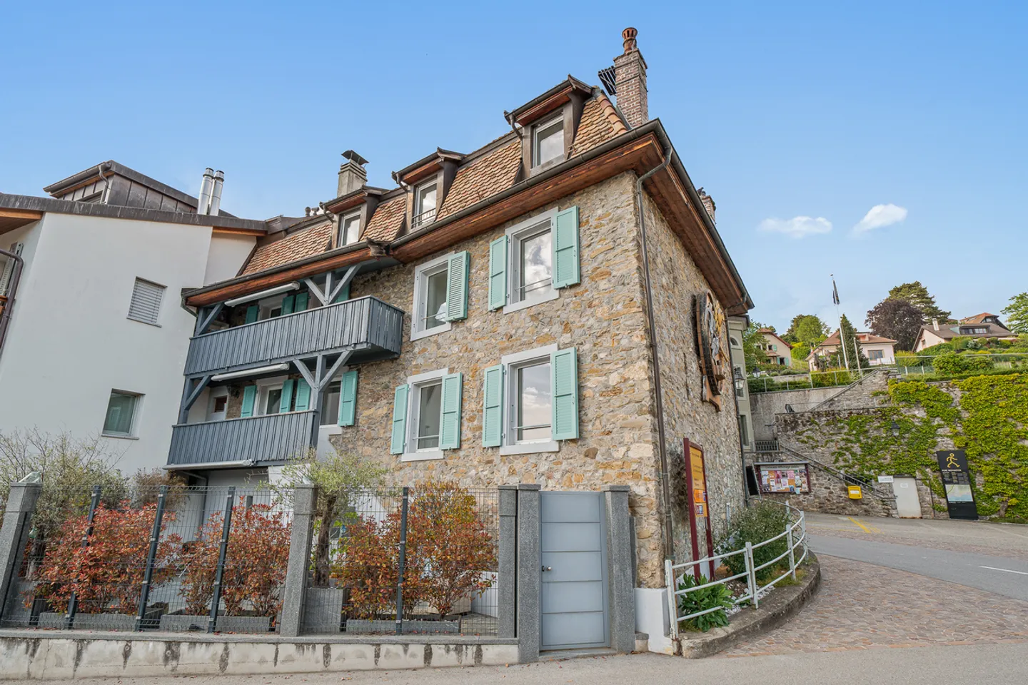Exceptional winegrower's house in the heart of the old village with lake view - Photo 1 of 19