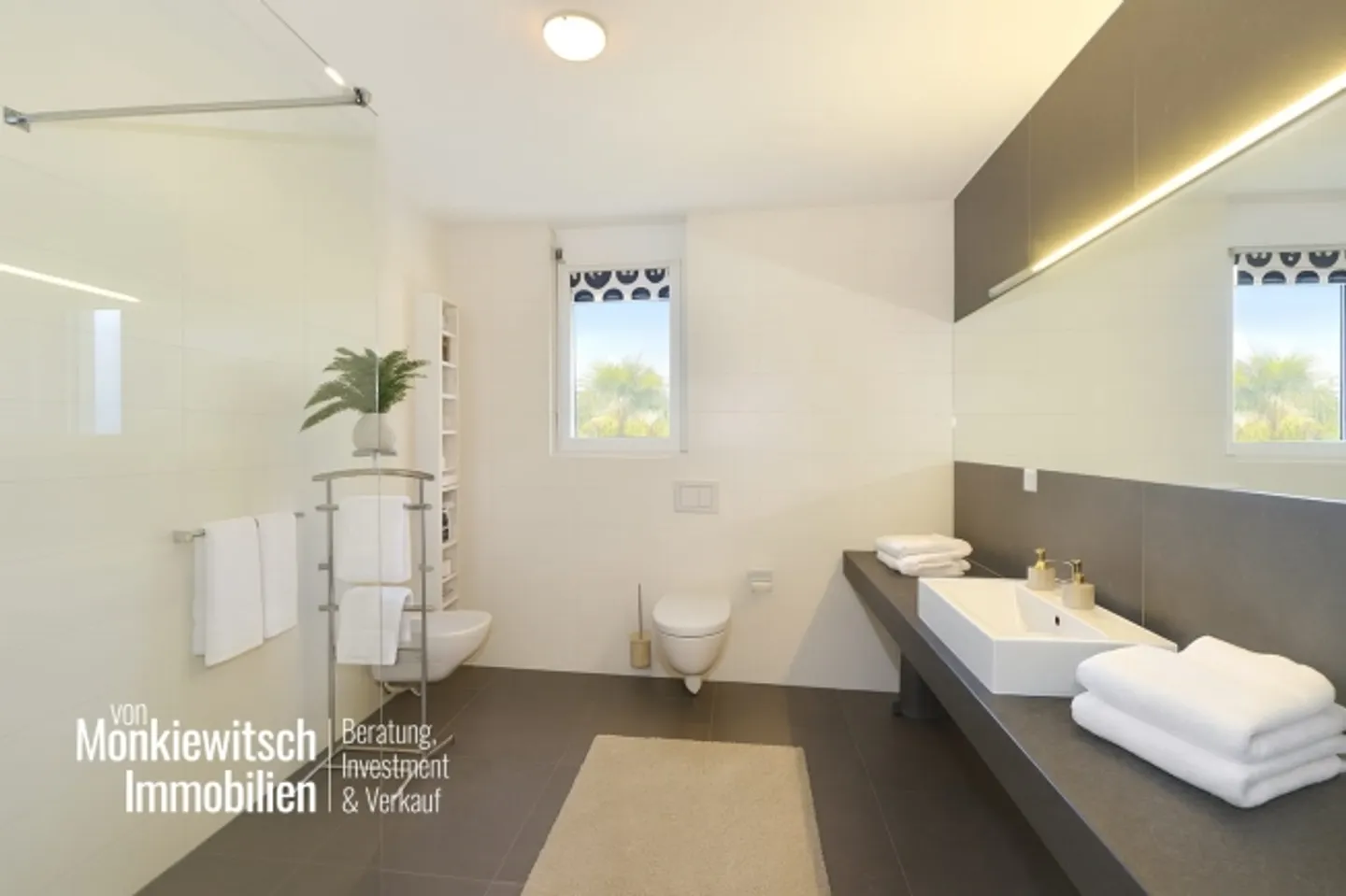 Luxury Attic Apartment with Lake View - Photo 9 of 12