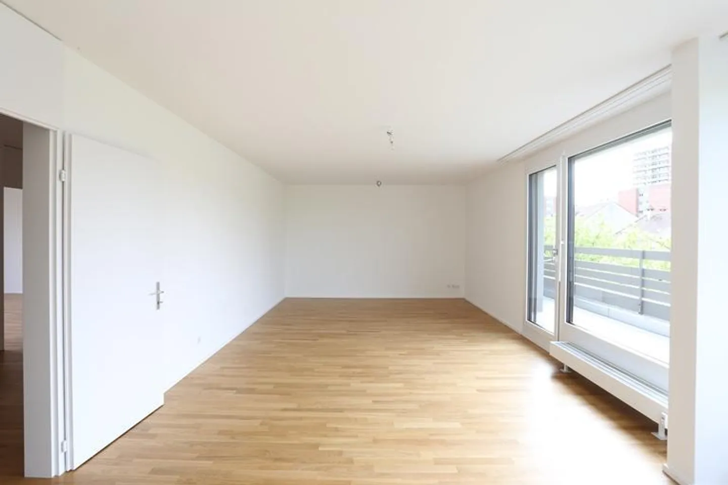 Sunny 3.5-room penthouse apartment near the Langen Erlen - Photo 2 of 11