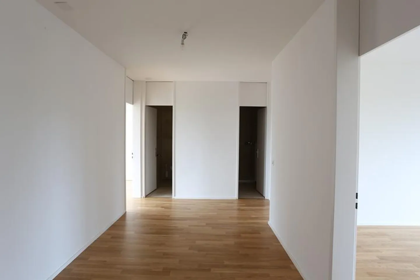 Sunny 3.5-room penthouse apartment near the Langen Erlen - Photo 3 of 11