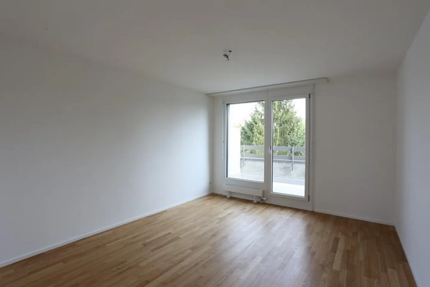 Sunny 3.5-room penthouse apartment near the Langen Erlen - Photo 4 of 11