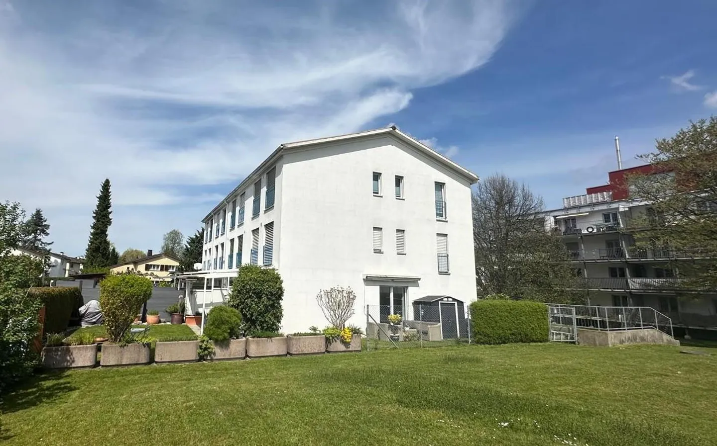 GROSSZÜGIGES 6.5-ZIMMER-REIHENMITTELHAUS IN HINWIL - Photo 1 sur 26