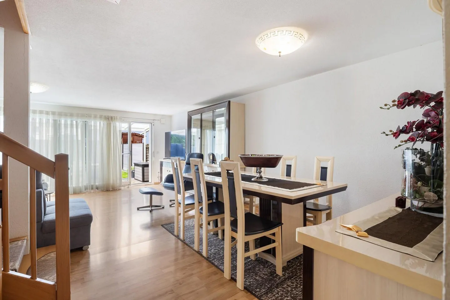 GROSSZÜGIGES 6.5-ZIMMER-REIHENMITTELHAUS IN HINWIL - Photo 2 sur 26