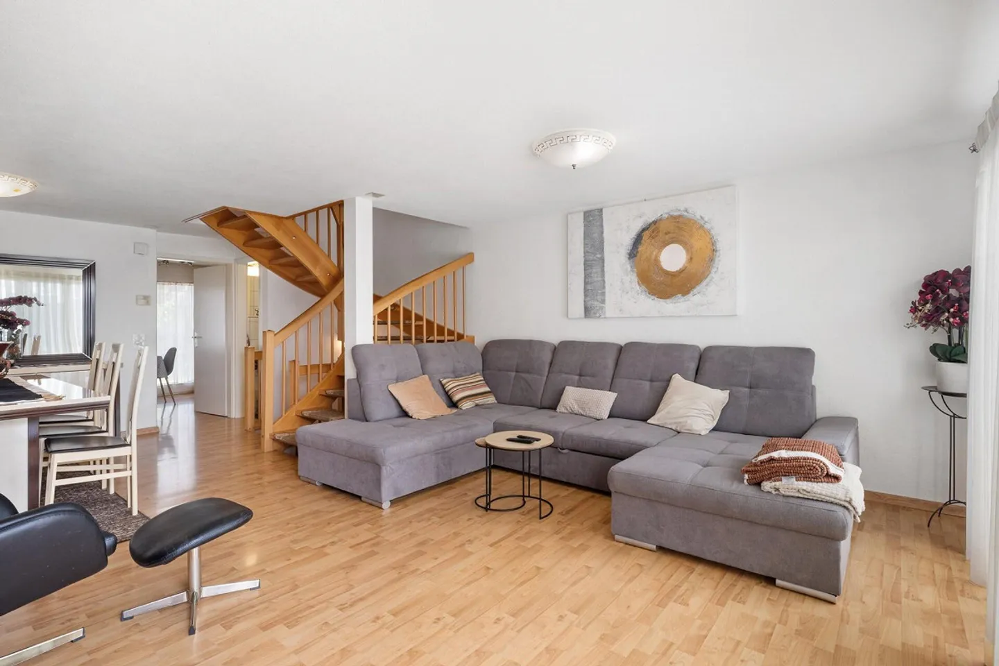 GROSSZÜGIGES 6.5-ZIMMER-REIHENMITTELHAUS IN HINWIL - Photo 3 sur 26