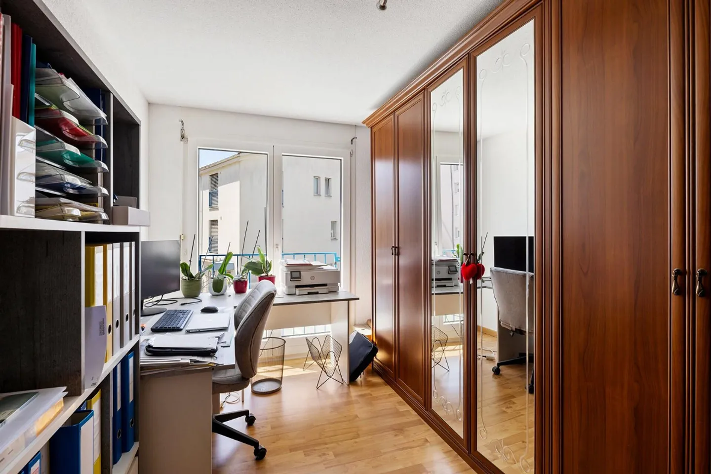 GROSSZÜGIGES 6.5-ZIMMER-REIHENMITTELHAUS IN HINWIL - Photo 11 sur 26