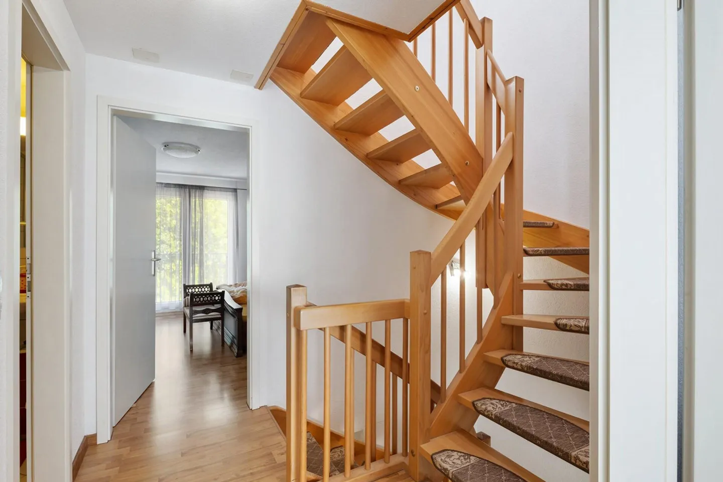 GROSSZÜGIGES 6.5-ZIMMER-REIHENMITTELHAUS IN HINWIL - Photo 16 sur 26