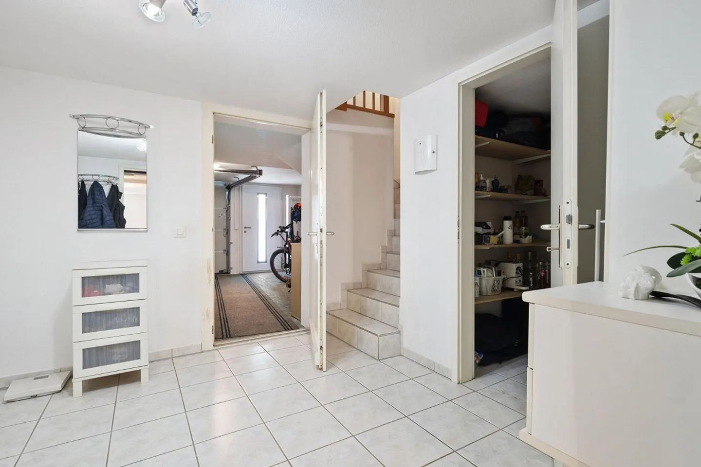 GROSSZÜGIGES 6.5-ZIMMER-REIHENMITTELHAUS IN HINWIL - Photo 17 sur 26