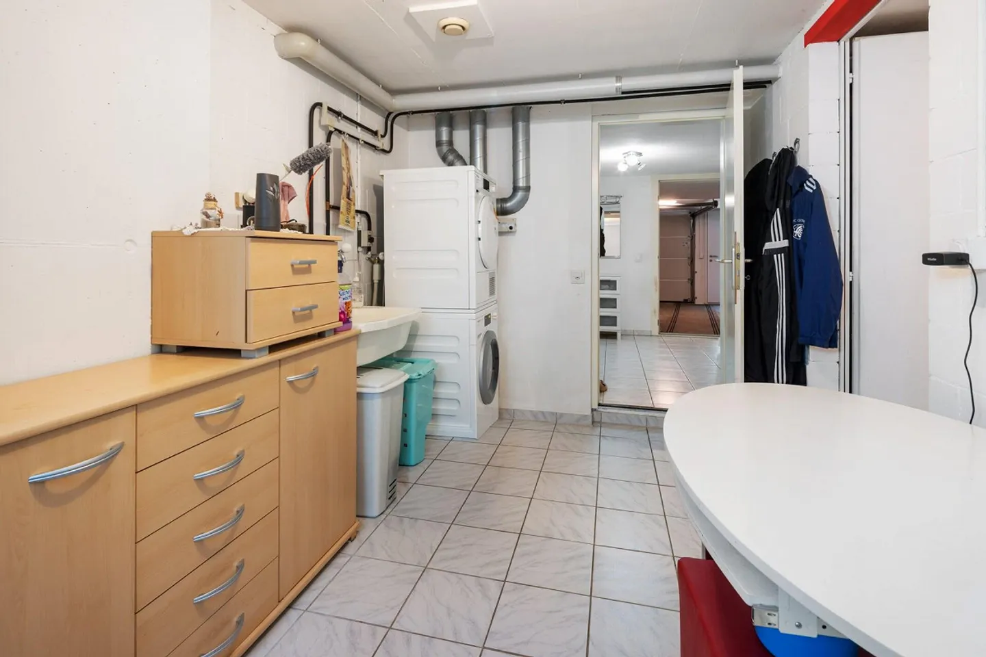 GROSSZÜGIGES 6.5-ZIMMER-REIHENMITTELHAUS IN HINWIL - Photo 18 sur 26