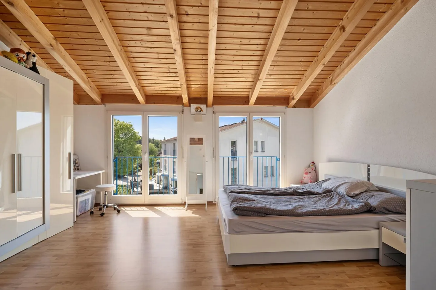 GROSSZÜGIGES 6.5-ZIMMER-REIHENMITTELHAUS IN HINWIL - Photo 6 sur 26