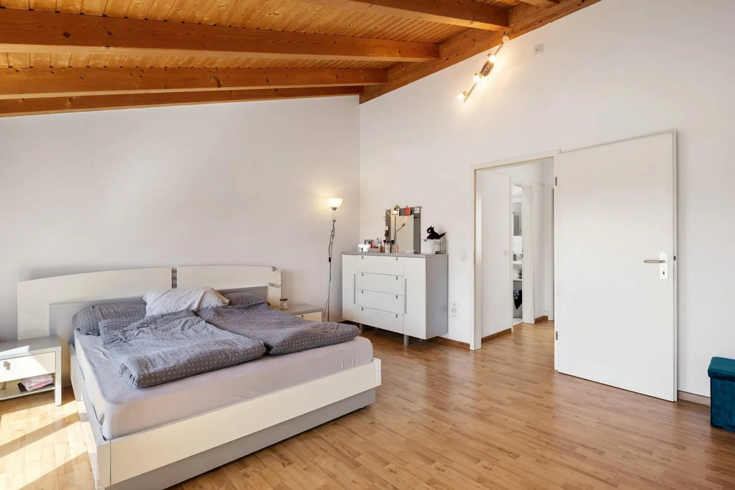 GROSSZÜGIGES 6.5-ZIMMER-REIHENMITTELHAUS IN HINWIL - Photo 7 sur 26