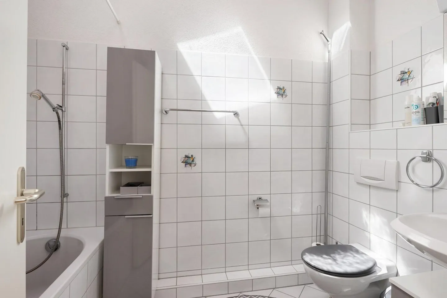 GROSSZÜGIGES 6.5-ZIMMER-REIHENMITTELHAUS IN HINWIL - Photo 9 sur 26