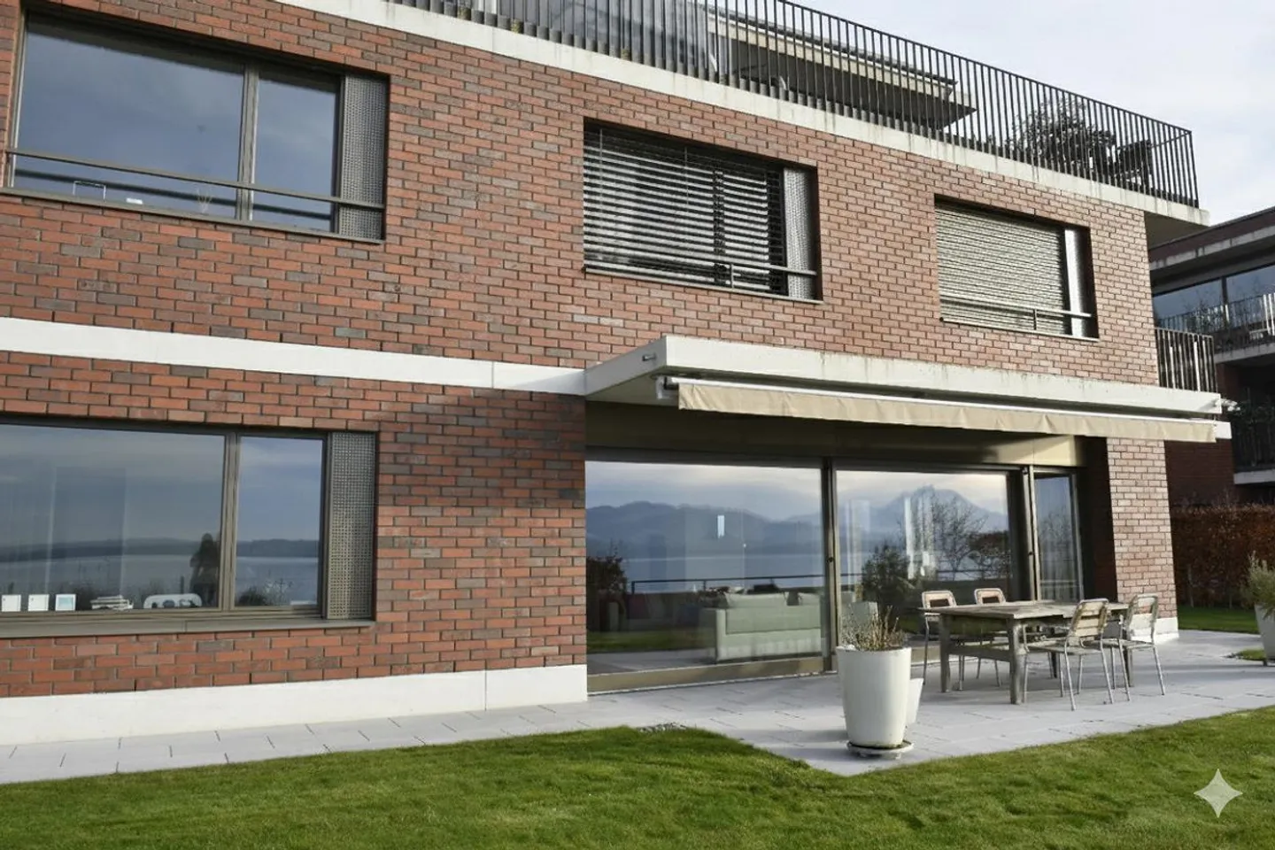 Direct View of the Lake: 5.5-Room Garden Apartment - Photo 8 of 9