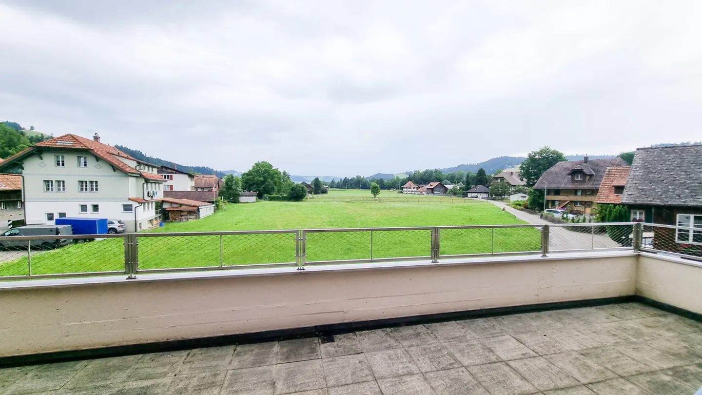 Large 5½ to 6 Room Attic Apartment - Rural Location - Large Terrace - Photo 3 of 15