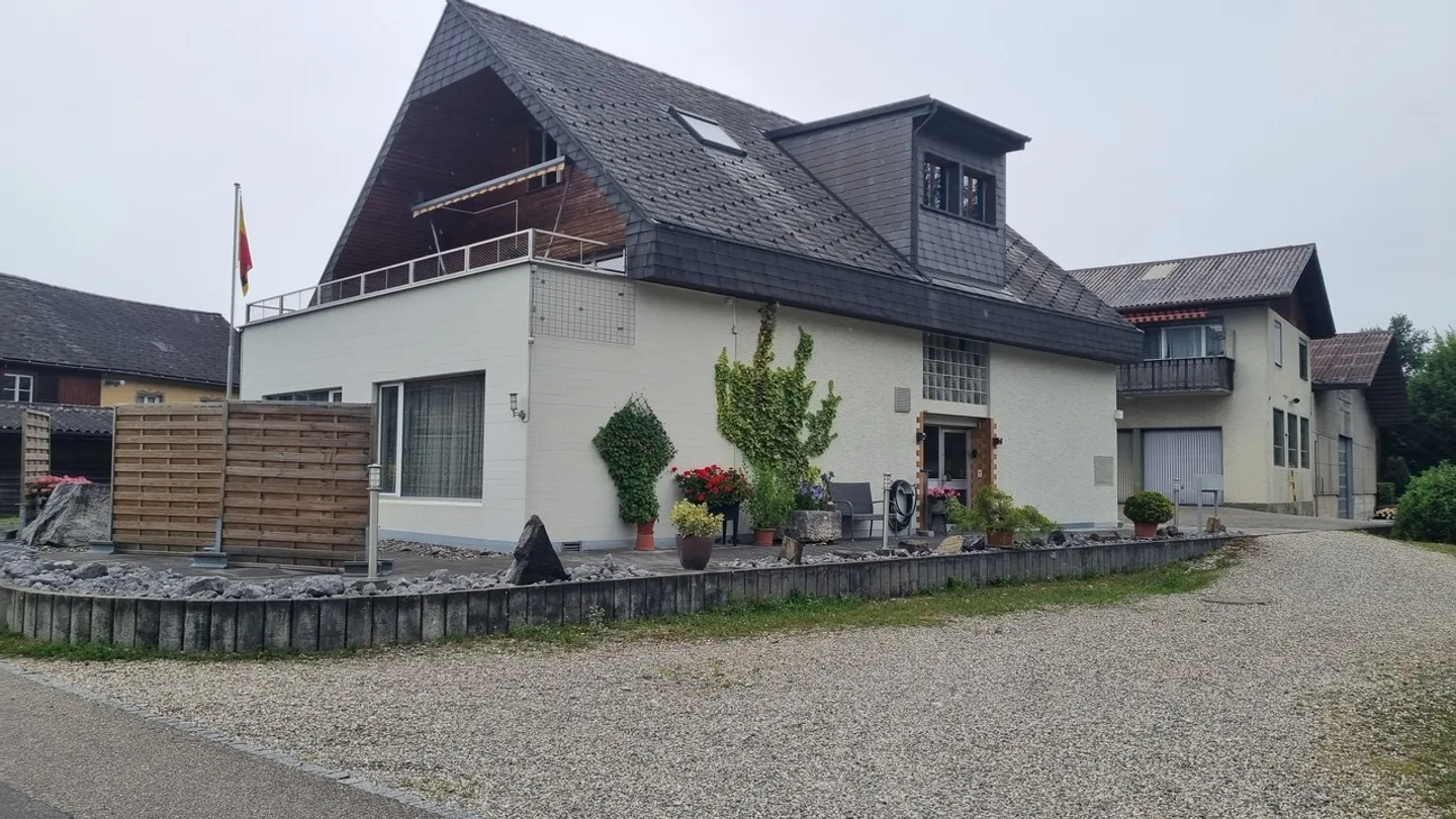Large 5½ to 6 Room Attic Apartment - Rural Location - Large Terrace - Photo 1 of 15
