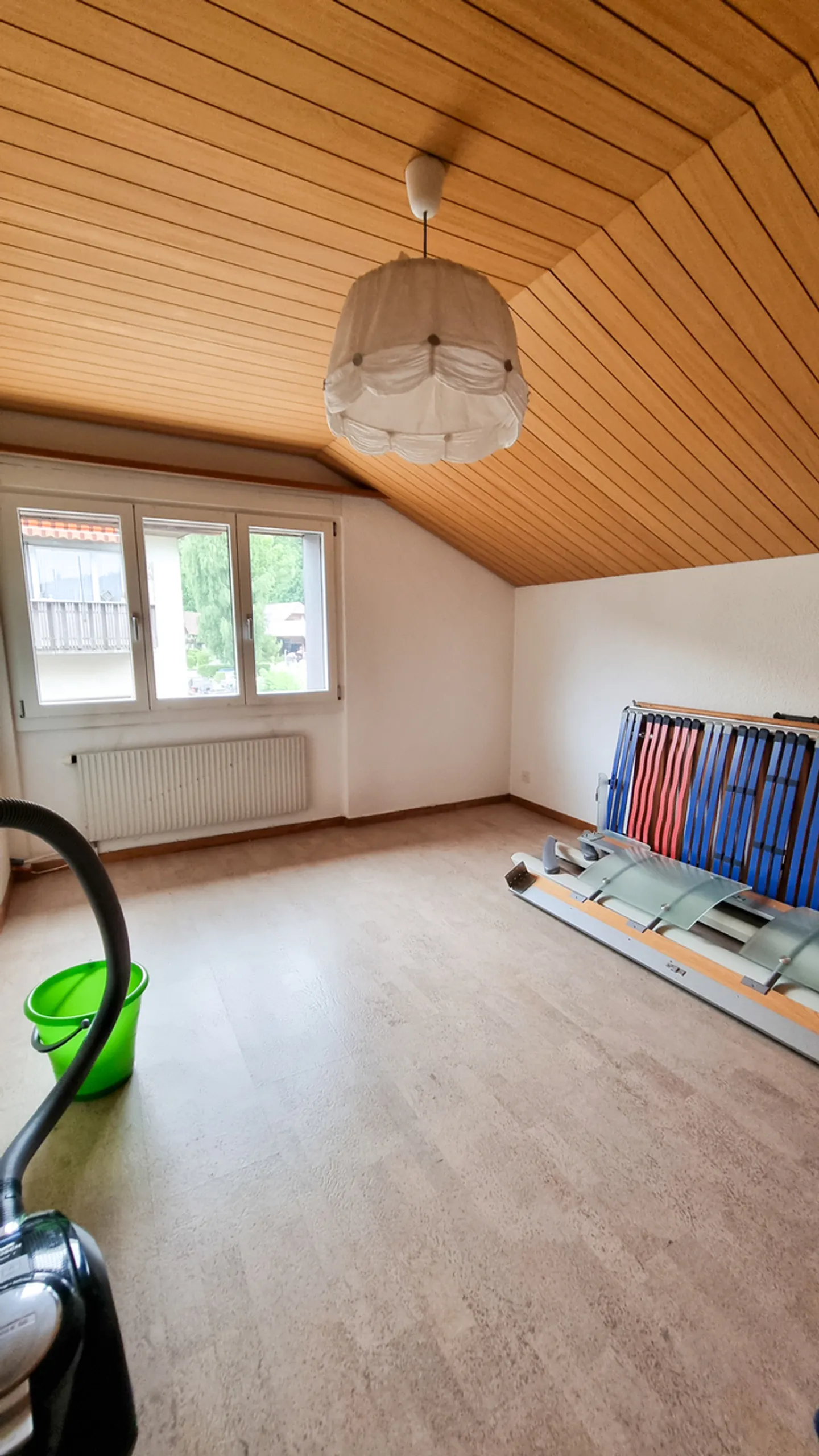 Large 5½ to 6 Room Attic Apartment - Rural Location - Large Terrace - Photo 11 of 15