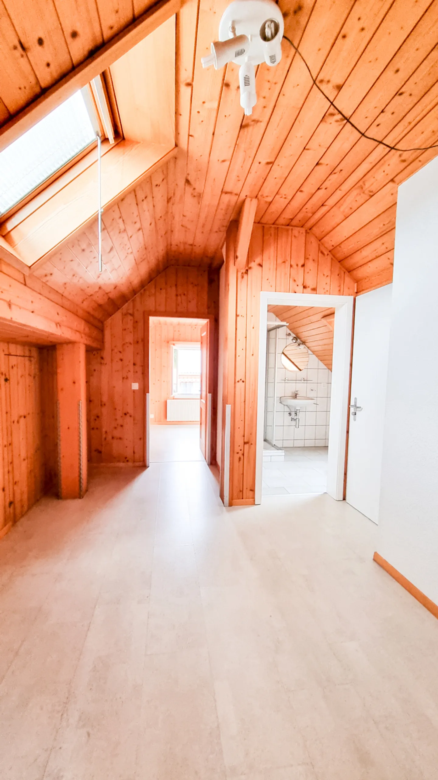 Large 5½ to 6 Room Attic Apartment - Rural Location - Large Terrace - Photo 12 of 15