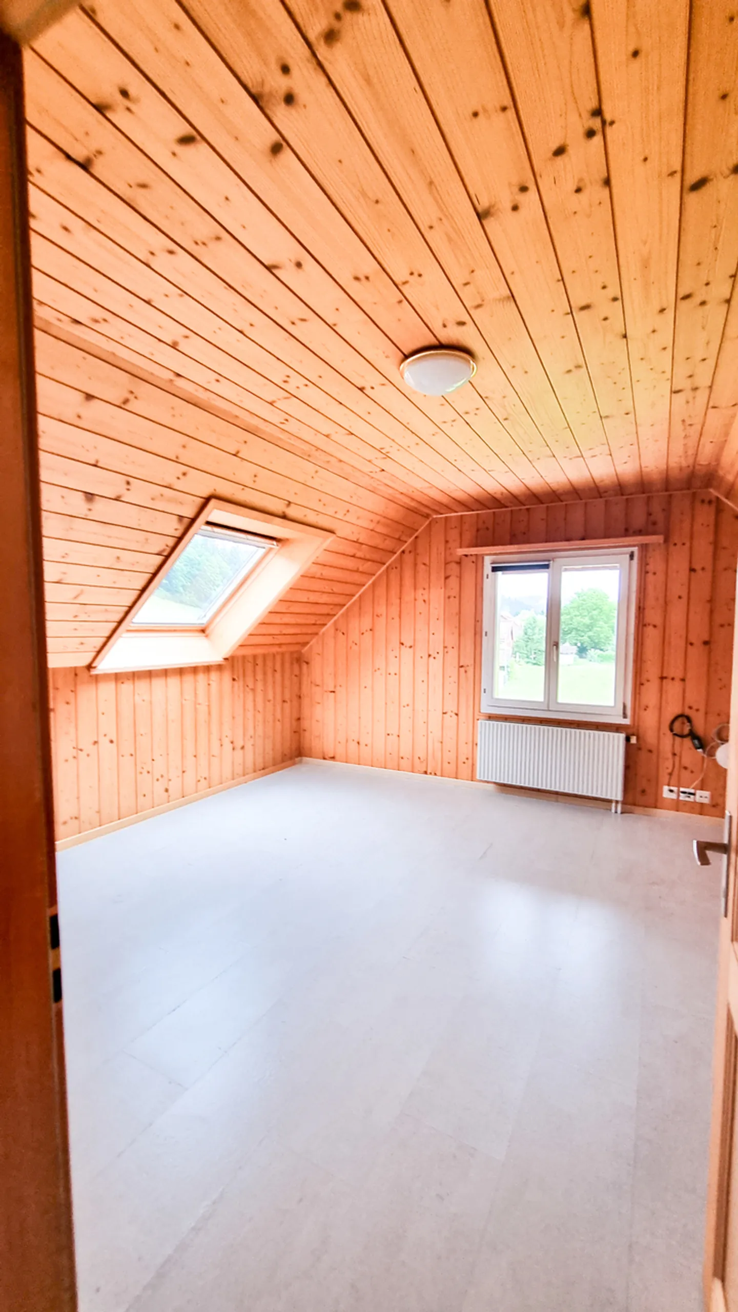 Large 5½ to 6 Room Attic Apartment - Rural Location - Large Terrace - Photo 13 of 15