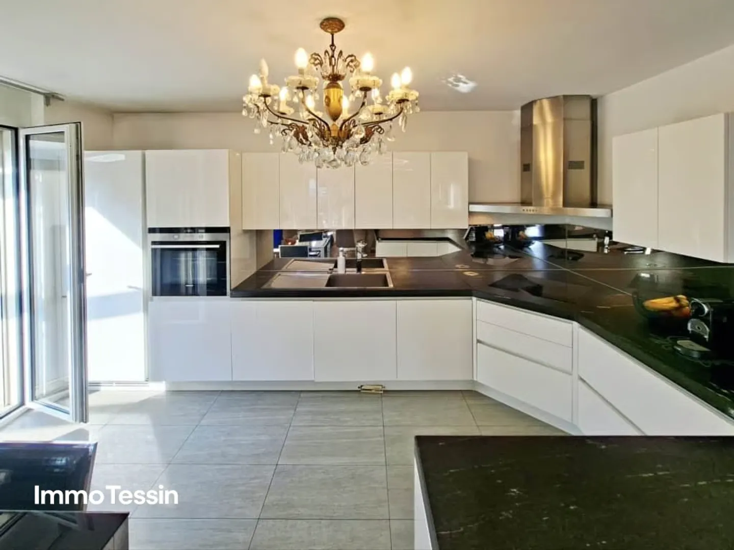 Wunderschöne Villa in Caslano mit modernem Design, stilvollem Ambiente und viel Platz sowie 6 Parkplätze - Photo 9 sur 13