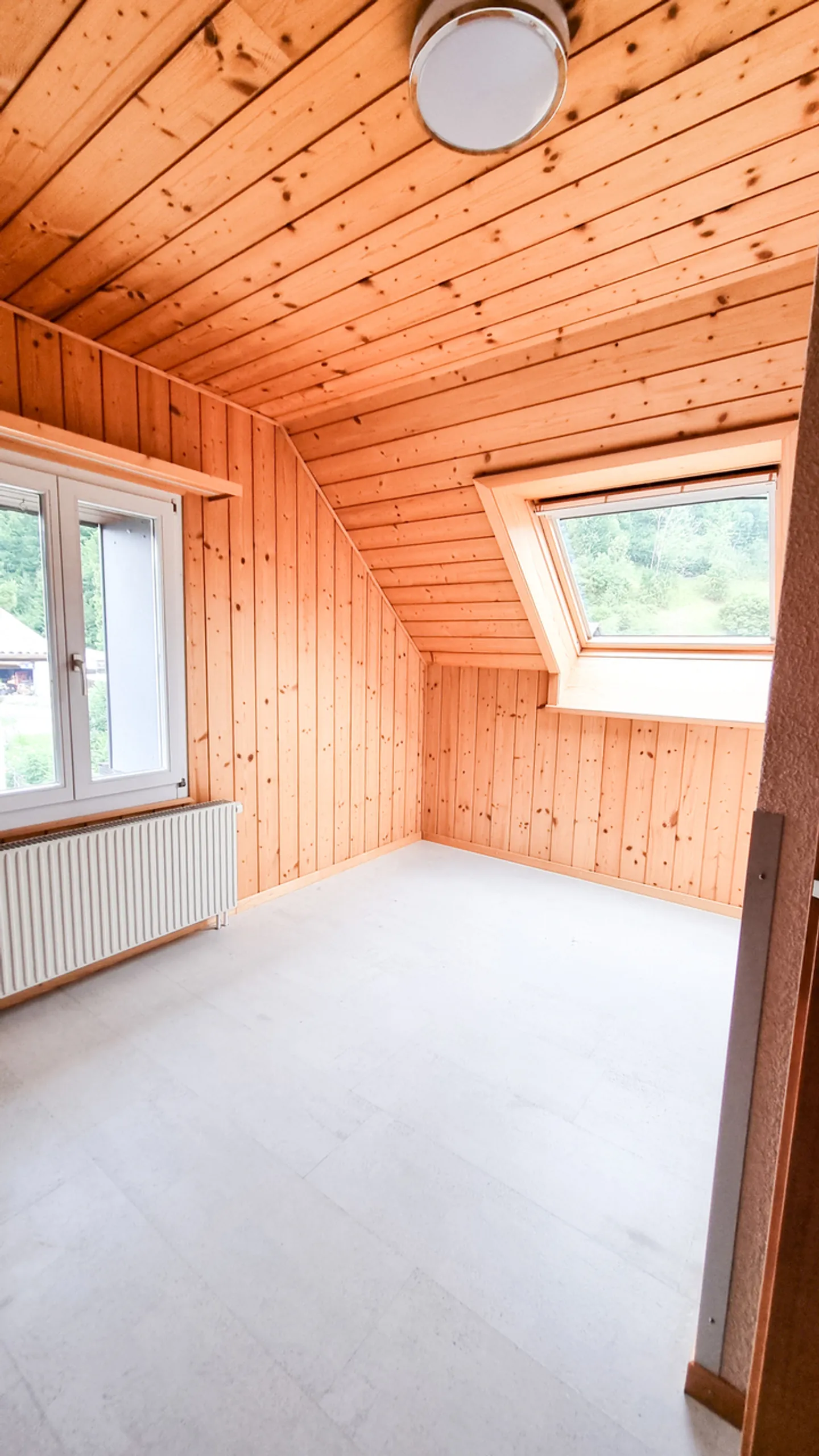 Large 5½ to 6 Room Attic Apartment - Rural Location - Large Terrace - Photo 14 of 15
