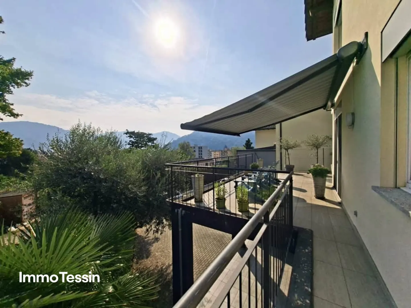 Wunderschöne Villa in Caslano mit modernem Design, stilvollem Ambiente und viel Platz sowie 6 Parkplätze - Photo 1 sur 13