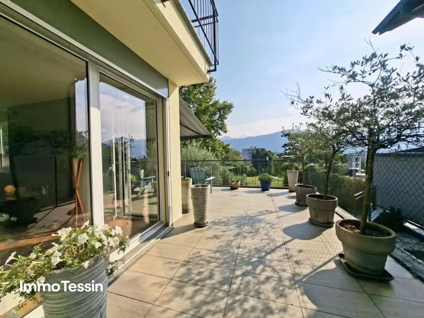 Wunderschöne Villa in Caslano mit modernem Design, stilvollem Ambiente und viel Platz sowie 6 Parkplätze - Photo 3 sur 13