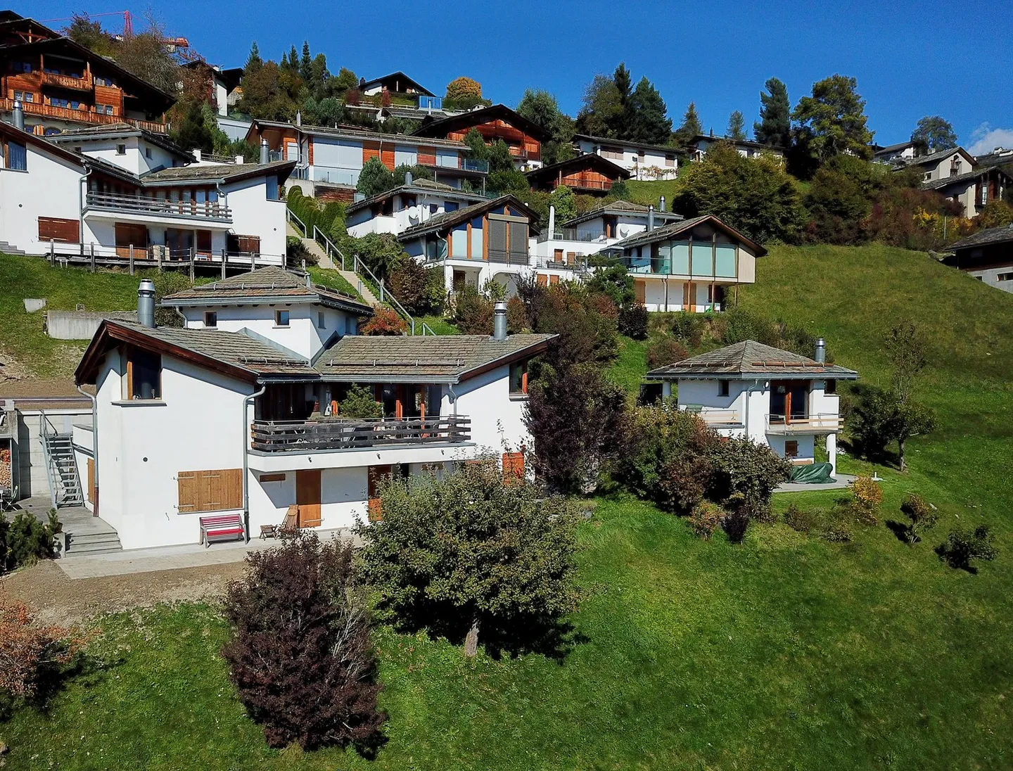 Charmantes 4.5-Zimmer-Doppeleinfamilienhaus mit Bergpanorama in Falera - Foto 1 von 36